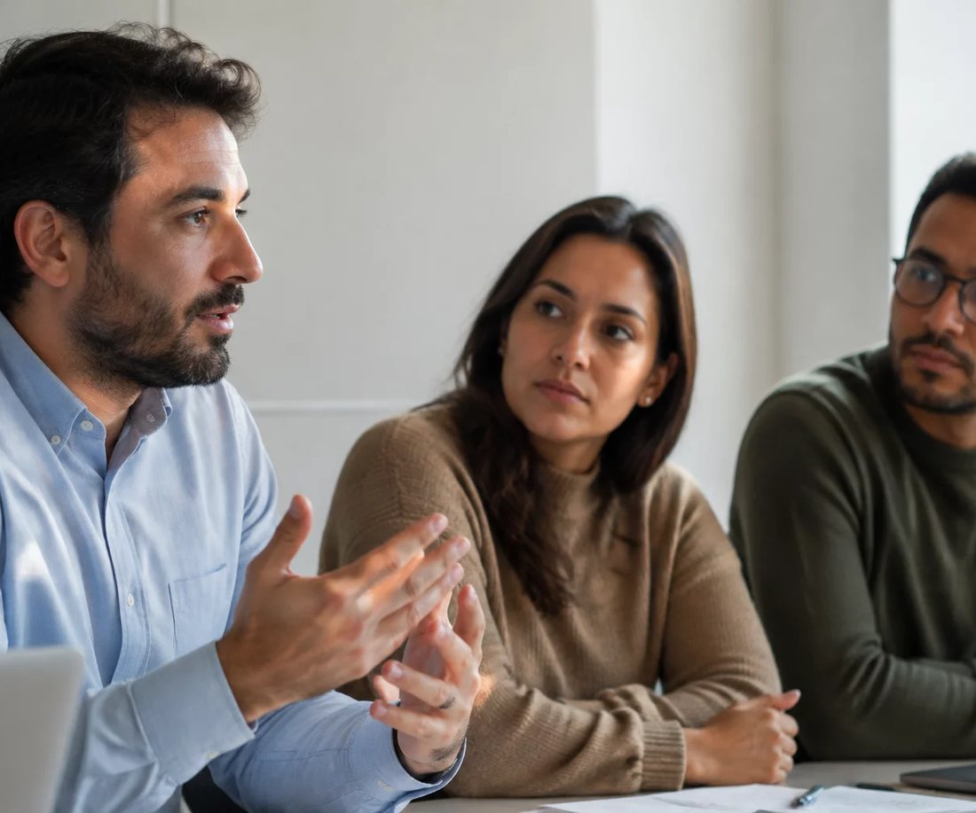 Participantes conversando de pé entre as estantes, minutos antes de o encontro começar